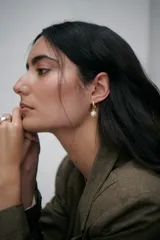 Aros de plata 925 con baño de oro de 24K y dije colgante con perla de río engarzada.