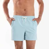 Short de baño de seersucker color celeste con finas rayas blancas, cintura elástica con cordón de ajuste blanco y bolsillos laterales.