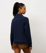 Campera deportiva de modal color bordó, con cierre frontal, cuello alto y puños acanalados. Presenta un diseño entallado con recortes que brindan un ajuste cómodo y moderno.