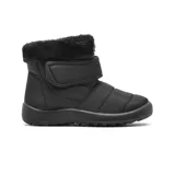 Bota corta acolchada de estilo casual, color negro, con cierre de velcro en el empeine y detalle de piel sintética en el borde superior. Cuenta con suela de goma antideslizante.