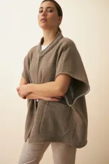 Chaleco marrón de lana con cuello mao, solapas pronunciadas, bolsillos ojal y terminaciones envivadas.