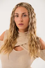 Polera beige de cuello alto con mangas largas y abertura en el pecho.