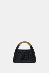 Bolso tipo city en formato caja con textura de efecto cocodrilo. Cuenta con doble asa de mano con detalle metálico en tono dorado, cierre mediante cremallera y cadena bandolera extraíble.