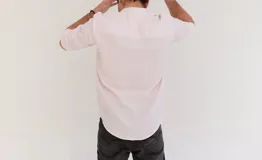 Camisa rosa claro de algodón con cuello mao, manga larga y cierre con botones.