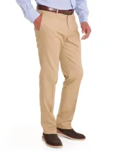 Pantalón de gabardina color beige, con tratamiento antiarrugas, calce modern fit, tiro medio, bolsillos laterales y traseros.