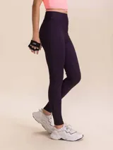 Calza deportiva de tiro alto con diseño de estribo en los pies, confeccionada en tejido acanalado con tecnología bi-stretch y recortes anatómicos que realzan la silueta.
