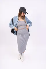 Pollera midi de punto canalé color negro, de corte ajustado.