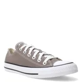 Championes Converse Chuck Taylor All Star de corte bajo, confeccionados en lona de algodón color taupe. Presentan puntera de goma blanca, cordones blancos y suela de plataforma con detalles de líneas negras.