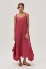 Vestido largo color fucsia de lino con tiras finas y volado en el bajo.