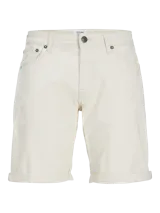 Short chino de jean regular fit color blanco off-white, con efecto lavado, bolsillos laterales y dobladillo revuelto en las piernas.