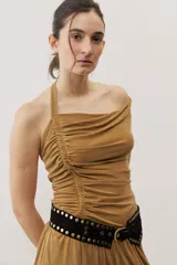 Top negro con diseño cruzado tipo halter, escote pronunciado y fruncido lateral.