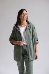 Campera verde militar con capucha, cierre frontal y mangas tres cuartos con detalle de ajuste.