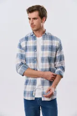 Camisa de lino de manga larga con diseño a cuadros en tonos celeste, blanco y tostado, cuello camisero y cierre frontal con botones.