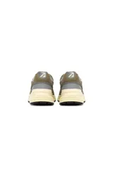 Championes urbanos Autry modelo Hyperway Low, color verde oliva con detalles en gris y crema. Confeccionados en una combinación de gamuza y malla técnica, presentan el logo de la marca en el lateral y una suela con tecnología Action Cush.