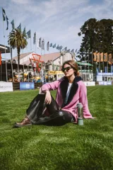 Tapado de paño de lana color beige con rayas finas marrones, cuello de piel sintética color crema, bolsillos delanteros y cierre con botón de asta.