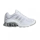 Championes adidas Megaride O1 de diseño técnico, color blanco con detalles en gris plateado. Presentan una estructura de malla transpirable, refuerzos sintéticos y una suela distintiva con tecnología de amortiguación visible en el talón.