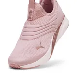 Championes Puma Softride Sophia 2 Slip-On, color rosa, sin cordones, con capellada de malla y suela blanca.