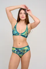Corpiño de bikini con aro central y estampado animal print multicolor con base negra.
