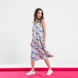 Vestido midi sin mangas con estampado floral en tonos azul, naranja y rosa.