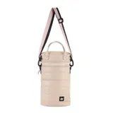 Bolso matero negro de cuero sintético con diseño capitoneado, correa larga regulable y doble asa corta.