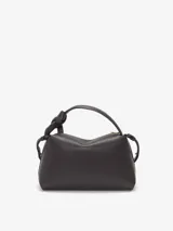 Bolso de mano color negro, con asa corta y cierre superior con cremallera.
