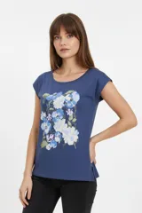 Remera de algodón blanca de manga corta, con cuello redondo y estampado frontal con la leyenda "New York" y flores abstractas en tonos marrones y rosados.