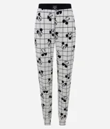 Conjunto de pijama compuesto por una remera negra de manga larga con cuello redondo en color rosa y estampa pequeña de Mickey Mouse, y un pantalón tipo jogger blanco con estampado de cuadrícula y figuras de Mickey Mouse.