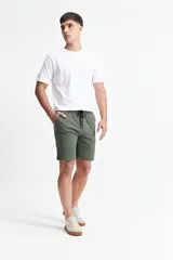 Bermuda de gabardina con diseño de cinco bolsillos, cintura elástica con cordón de ajuste y corte recto.