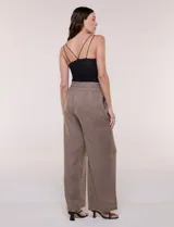 Top crop musculosa Allie Rose de color blanco, confeccionado en tela elastizada con textura en relieve y leve semitransparencia. Cuenta con escote recto, doble bretel fino en cada hombro y silueta entallada al cuerpo.