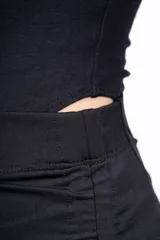 Pollera midi negra de corte ajustado, con frunces laterales y ruedo asimétrico.