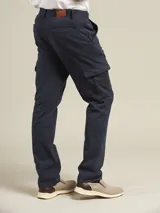 Pantalón cargo azul marino de corte clásico, con bolsillos laterales y traseros. Confeccionado en algodón y spandex.
