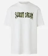 Remera de corte relajado, confeccionada en algodón, con cuello redondo y manga corta. Presenta un estampado frontal con la inscripción 'Sweet Dream' en estilo gótico y un estampado de escorpión en la espalda.