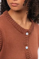 Chaleco de punto color marrón, sin mangas, con cuello redondo y cierre frontal asimétrico con botones. Presenta un diseño tejido con textura acanalada en los bordes.