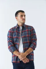 Camisa de hombre a cuadros color rosa, blanco y azul, de corte slim, manga larga, con bolsillo en el pecho y logo bordado.