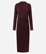 Vestido midi de manga larga en color bordó, con diseño ajustado al cuerpo, cuello redondo y detalle de pliegues asimétricos en uno de los hombros. Presenta una abertura lateral en el ruedo.