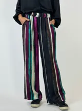 Pantalón de viscosa con estampado de rayas verticales en tonos verde, lila y blanco, de corte palazzo y cintura alta con elástico.