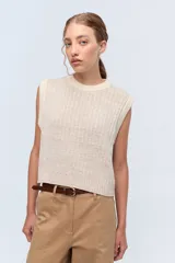 Chaleco de tejido de punto color crudo, con cuello a la base y lurex.