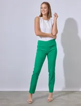 Pantalón de vestir color beige, marca Zac & Rachel, confeccionado en gabardina elastizada. Presenta pretina ancha con faja interna modeladora, largo de pierna con costura frontal pespunteada y bolsillos ojal simulados en la parte trasera.