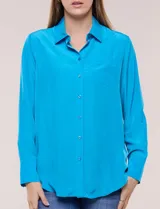 Camisa de satén blanca de la marca Floral & Ivy, con cuello con solapa, cierre frontal de botones, manga larga con puño ancho y bolsillo aplicado en el pecho.