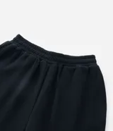 Pantalón jogger de corte holgado, confeccionado en tejido fleece color beige. Presenta cintura elástica, bolsillos laterales y puños ajustados en el bajo.
