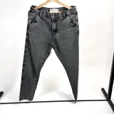 Pantalón de jean de corte amplio, color gris lavado.