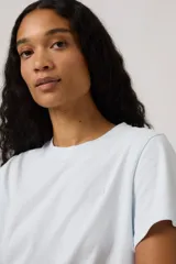 Remera celeste de manga corta, cuello redondo y corte recto, confeccionada en algodón suave.