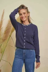 Saco de punto color azul marino, con cuello redondo y detalles de strass en el escote. Cierre frontal con botones de strass.