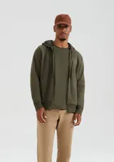 Camiseta celeste de corte slim, cuello redondo y manga corta.