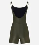 Enterito deportivo femenino de poliamida acanalada, color verde oliva, con breteles finos y escote redondo al frente.