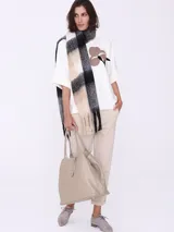 Chalina gruesa multicolor con diseño a cuadros en tonos beige, negro y blanco.