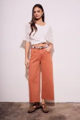 Pantalón jean color ladrillo, de corte ancho y tiro medio.