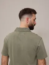 Remera polo marrón de piqué de algodón con cuello clásico y tapeta de dos botones. Logo bordado en el pecho. Corte clásico.