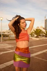 Top corto estilo corset o bandeau, color dorado metálico, con tirantes anchos ajustables.