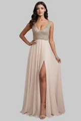Vestido largo de fiesta con escote en V, cuerpo ajustado con detalle de pedrería brillante y falda fluida con tajo lateral.